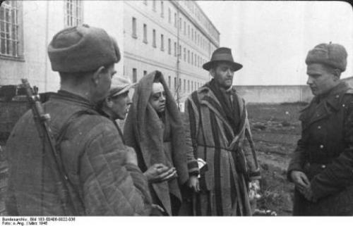 (Los prisioneros sobrevivientes de la penitenciaría de Sonnenburg hablan con los soldados del Ejército Rojo después de su liberación.)
